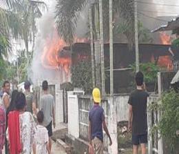 Rumah di Kelurahan Laksamana, Dumai hangus terbakar saat ditinggal takziah oleh pemilik rumah (foto/bam)